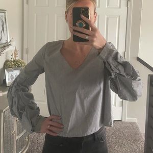 3 for $15 🍓 Striped structured sleeve top